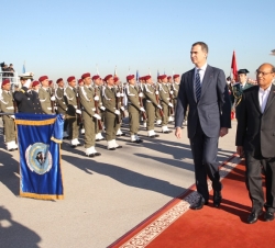 Su Alteza Real el Príncipe de Asturias a su llegada a Túnez junto al Presidente de la República Tunecina, Mohamed Moncef Marzouki